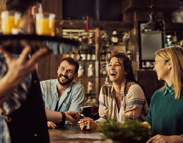 personas-felices-bar-cafeteria-mesero